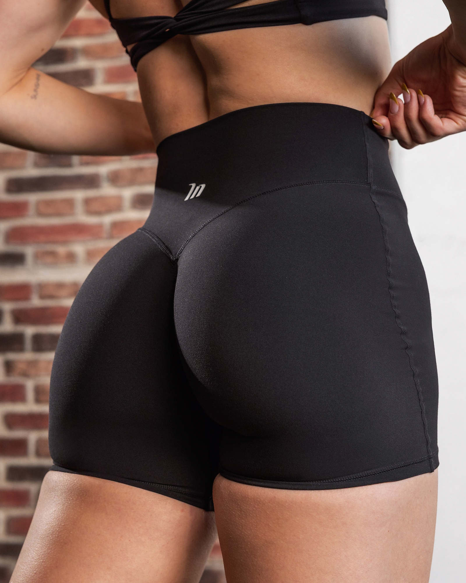 Aura Peachy Invisible Scrunch Midway Shorts - Black