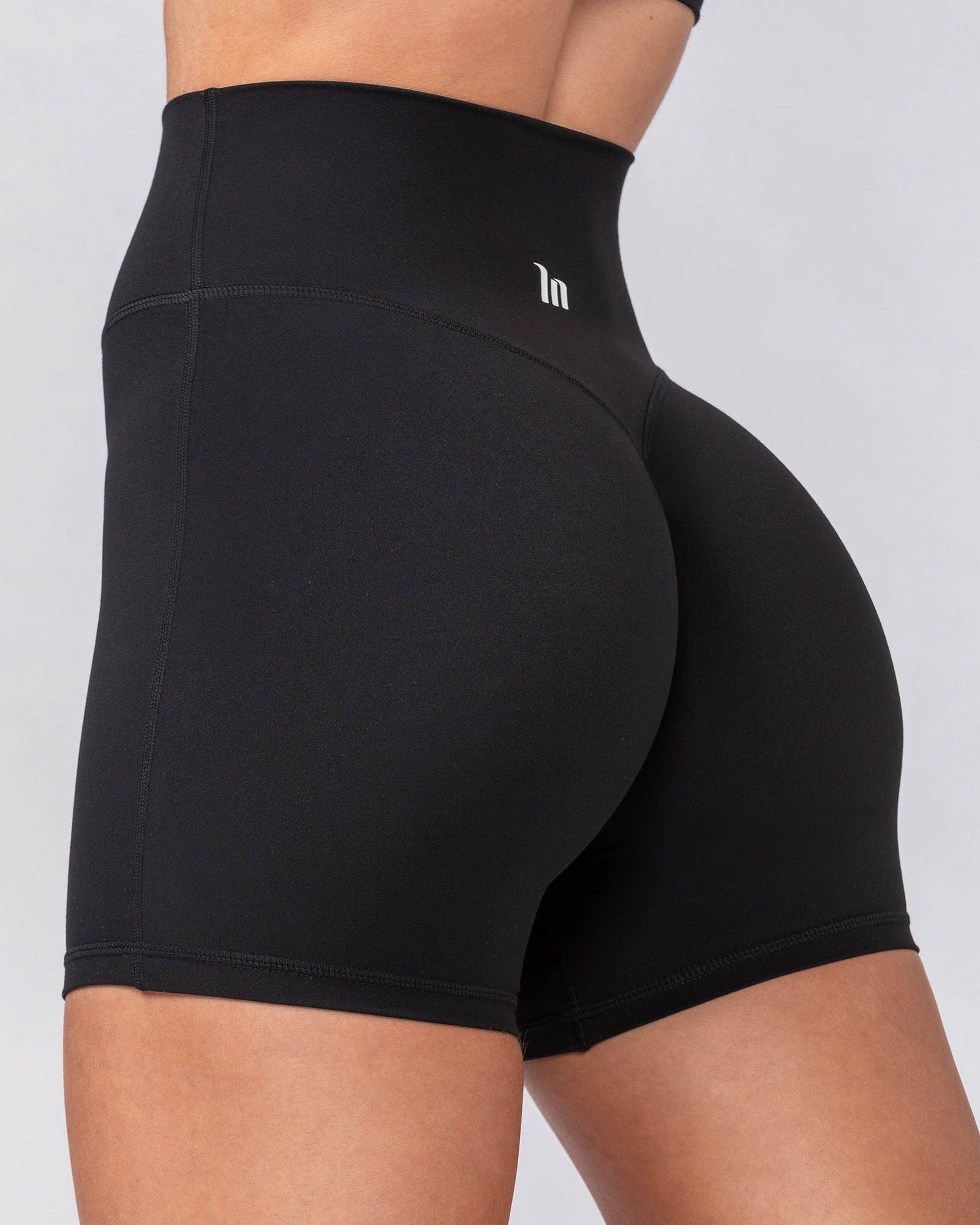 Aura Peachy Invisible Scrunch Midway Shorts - Black