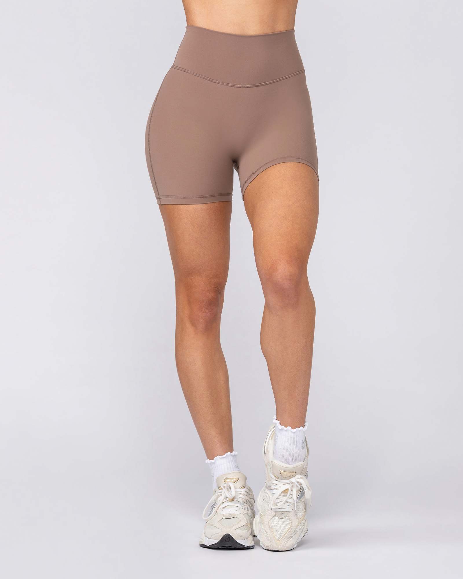 Aura Peachy Invisible Scrunch Midway Shorts - Cookie