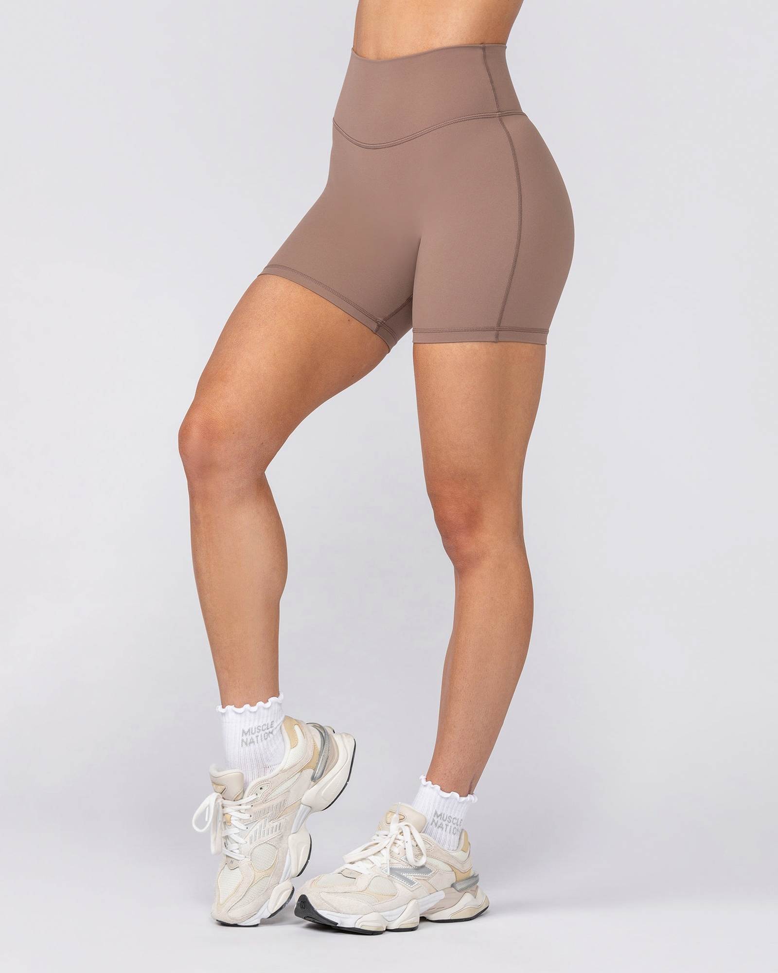 Aura Peachy Invisible Scrunch Midway Shorts - Cookie