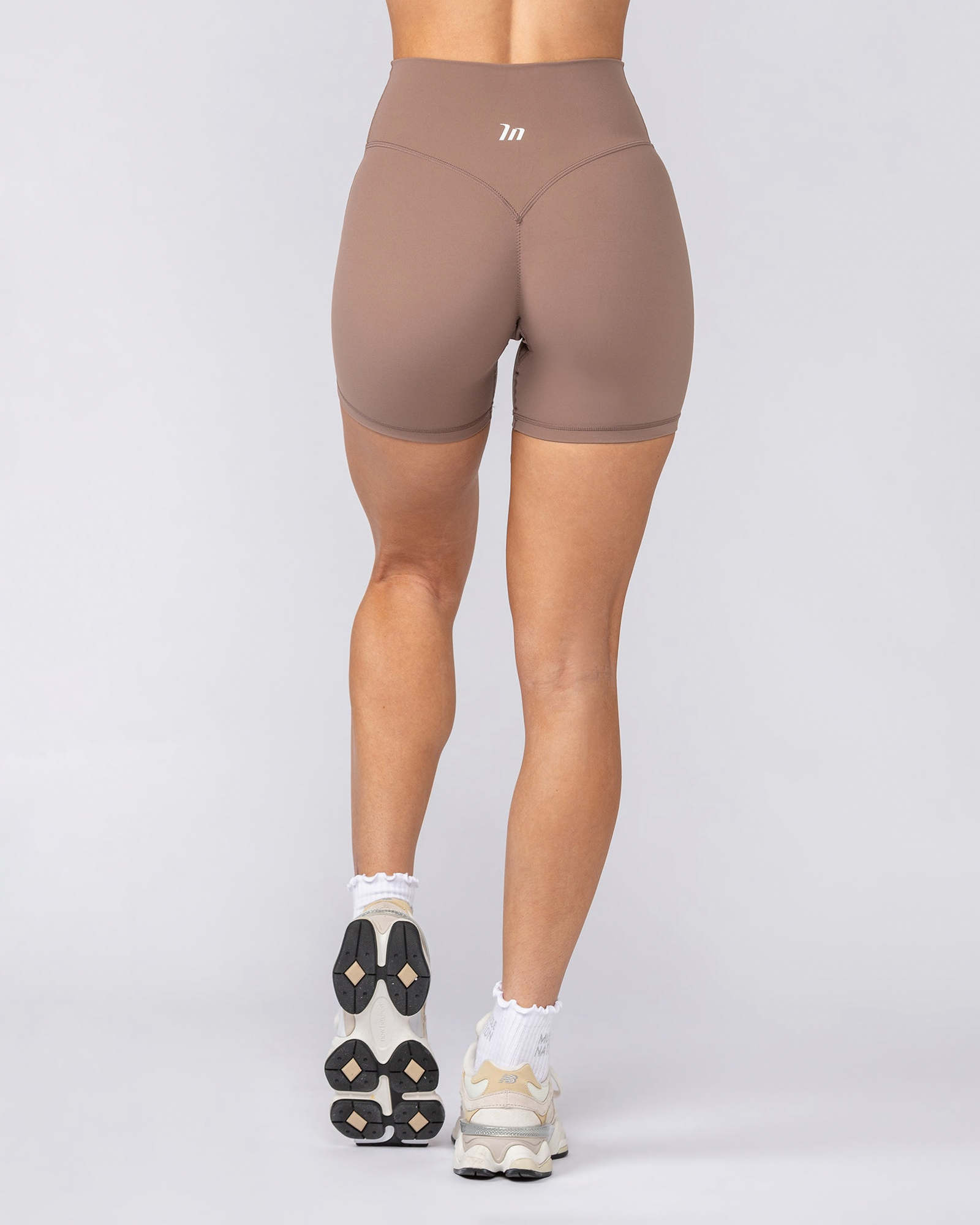 Aura Peachy Invisible Scrunch Midway Shorts - Cookie