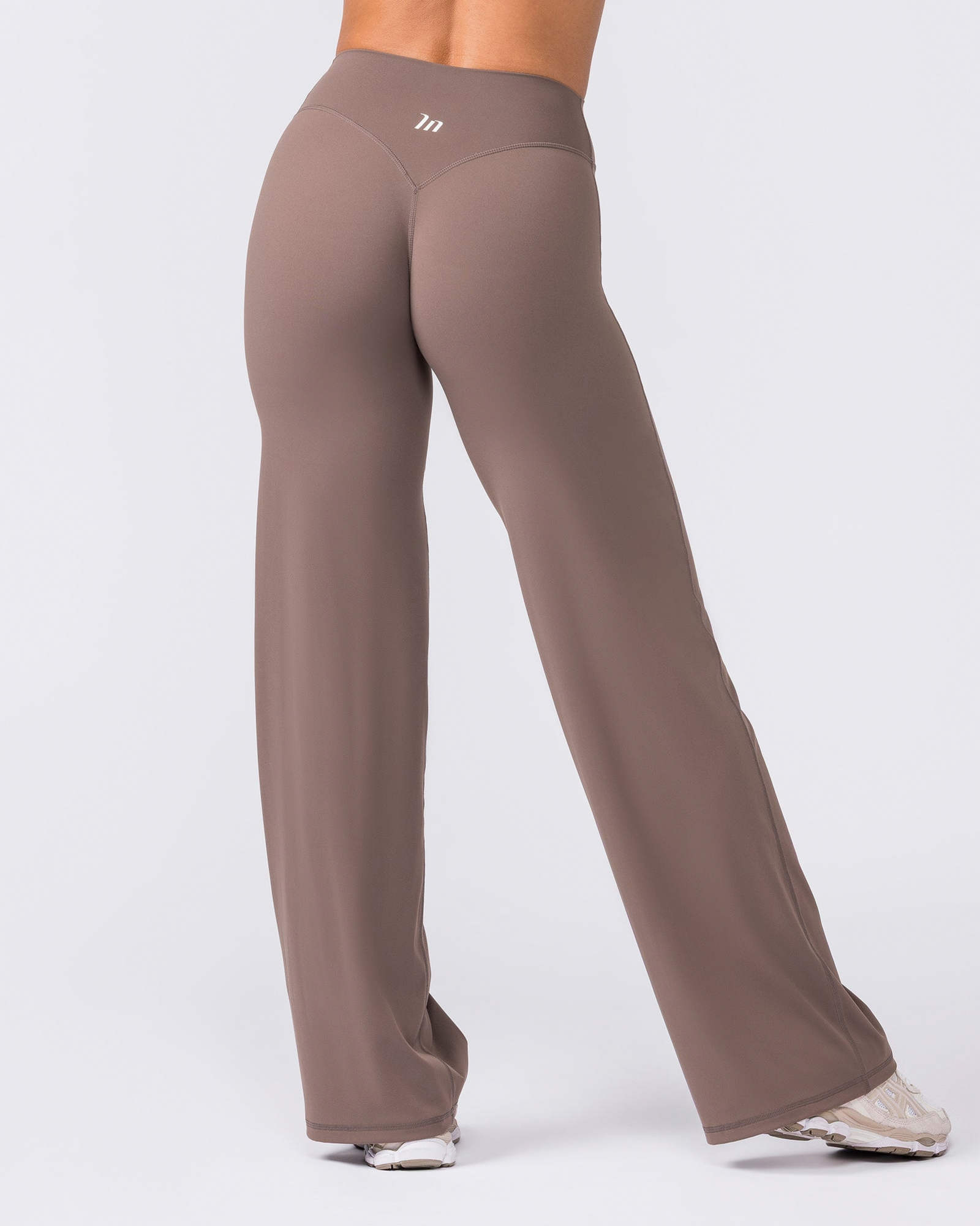 Aura Straight Leg Leggings Short - Taupe