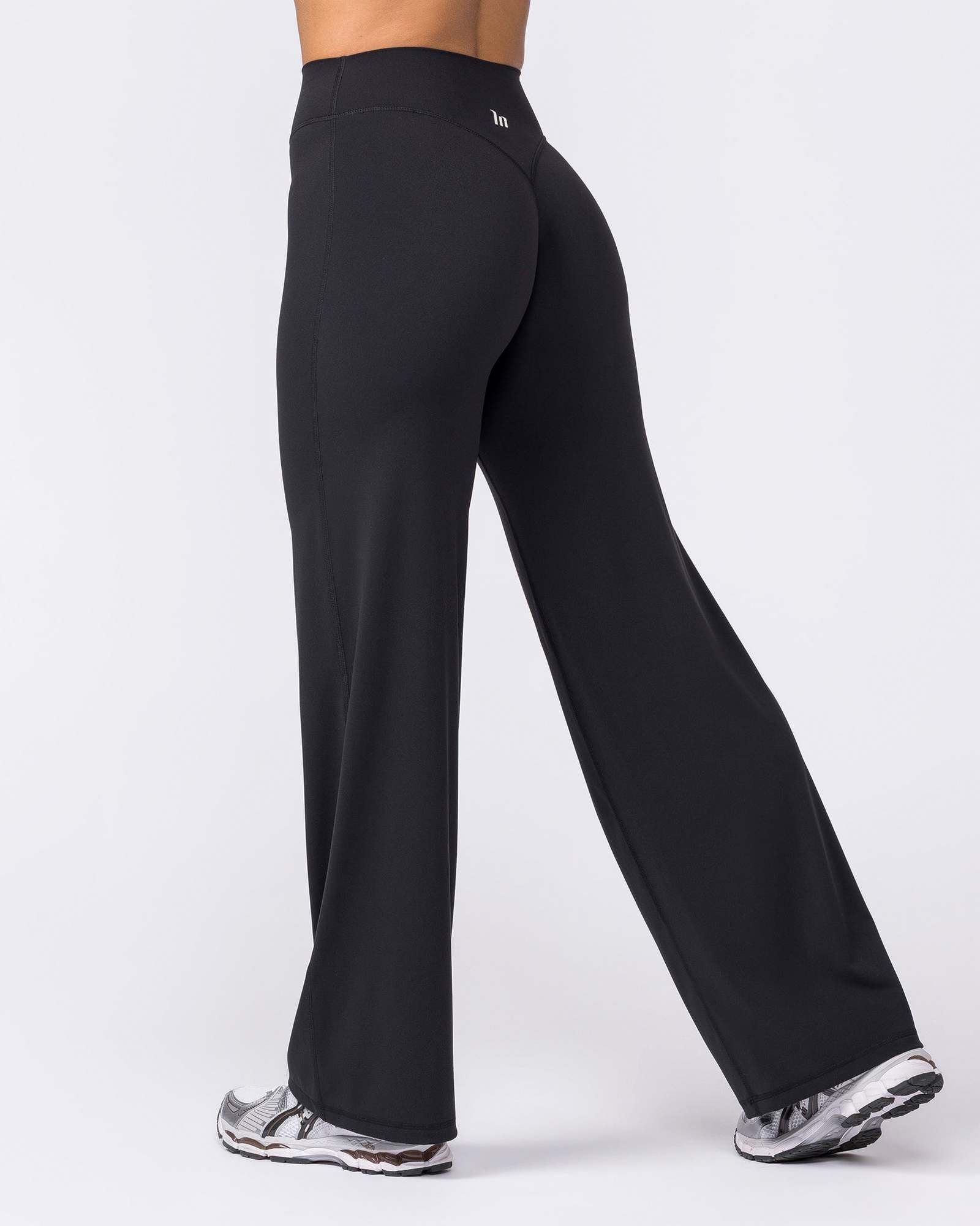 Aura Straight Leg Leggings Short - Black