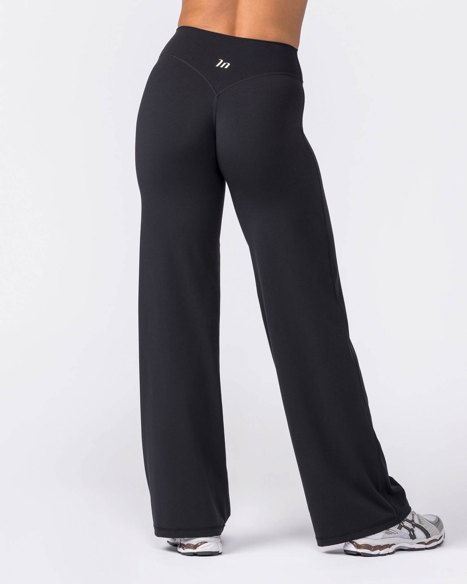 Aura Straight Leg Leggings Short - Black