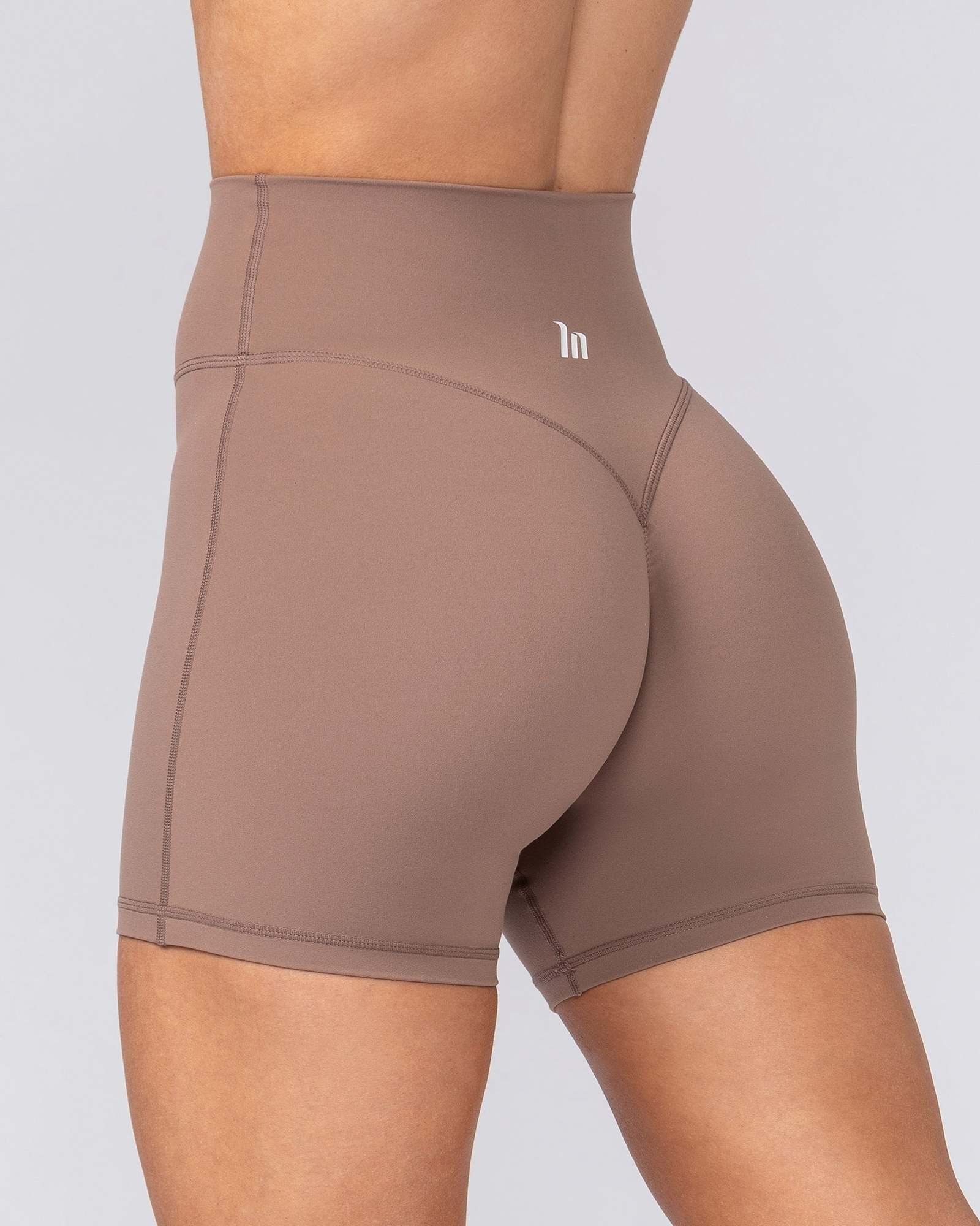 Aura Peachy Invisible Scrunch Midway Shorts - Cookie